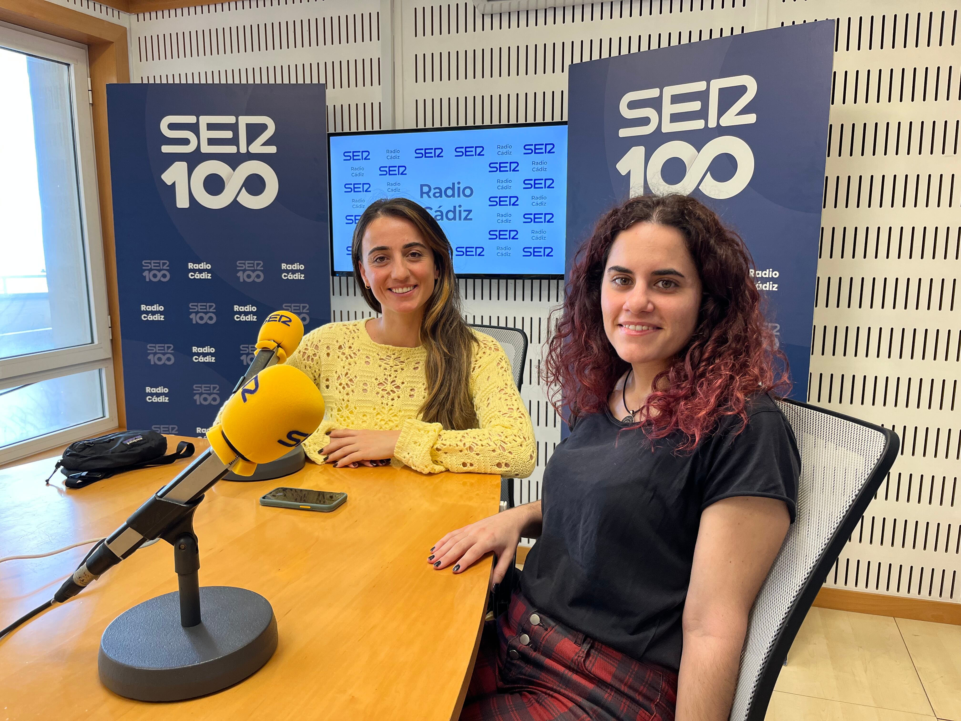 Sandy Alcázar junto a la periodista Patricia Merello