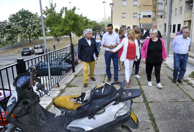 La alcaldesa de Jerez uno de los barrios en los que se actaurá sobre el acerado
