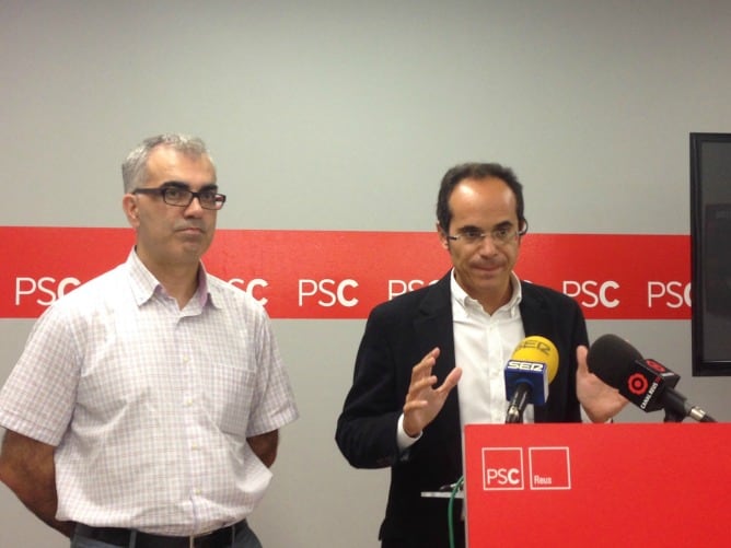 Francesc Vallès (dreta) i Andreu Martín a la seu del PSC a Reus