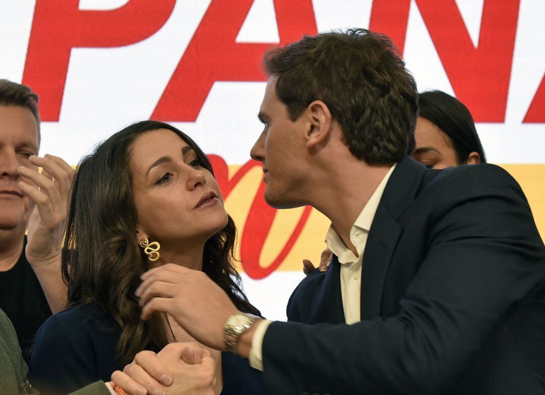 Inés Arrimadas saluda a Albert Rivera tras anunciar que deja Ciudadanos y la política