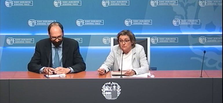 La Directora de salud Pública y Adicciones, Miren Dorronsoro, ha explicado los casos detectados en la UPV-EHU junto al Coordinador de programas de Salud Pública y Seguridad del Paciente de Osakidetza, el doctor Enrique Peiró.