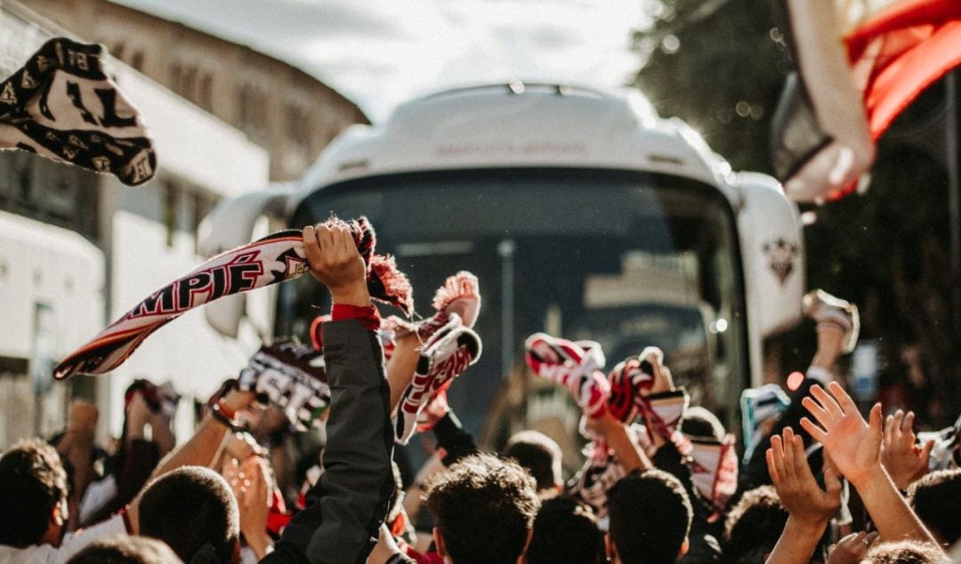 Imagen del recibimiento de la afición del Albacete en Murcia