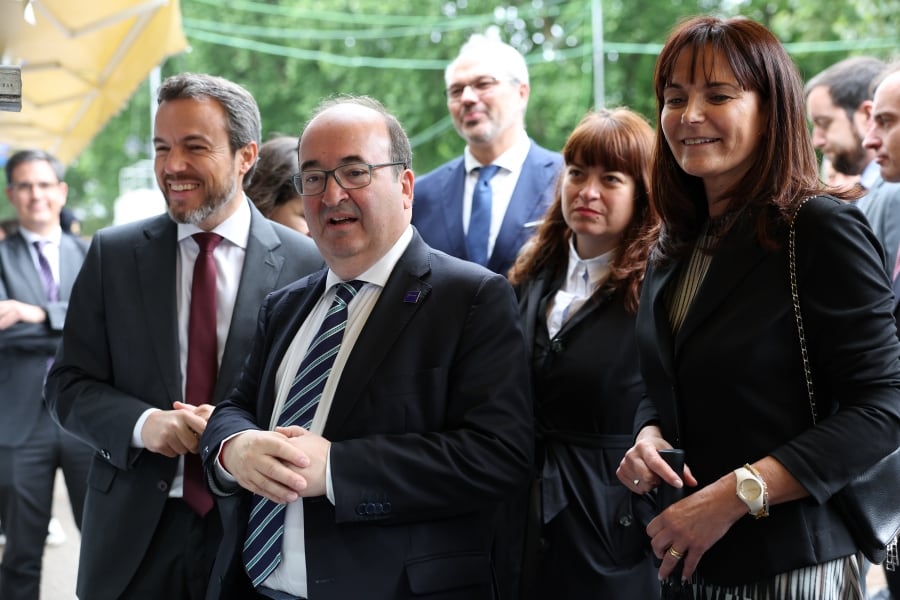 La ministra de Cultura, Mònica Bonell, acompanyada del seu homòleg espanyol, Miquel Iceta, durant la inauguració de la Feria del libro de Madrid