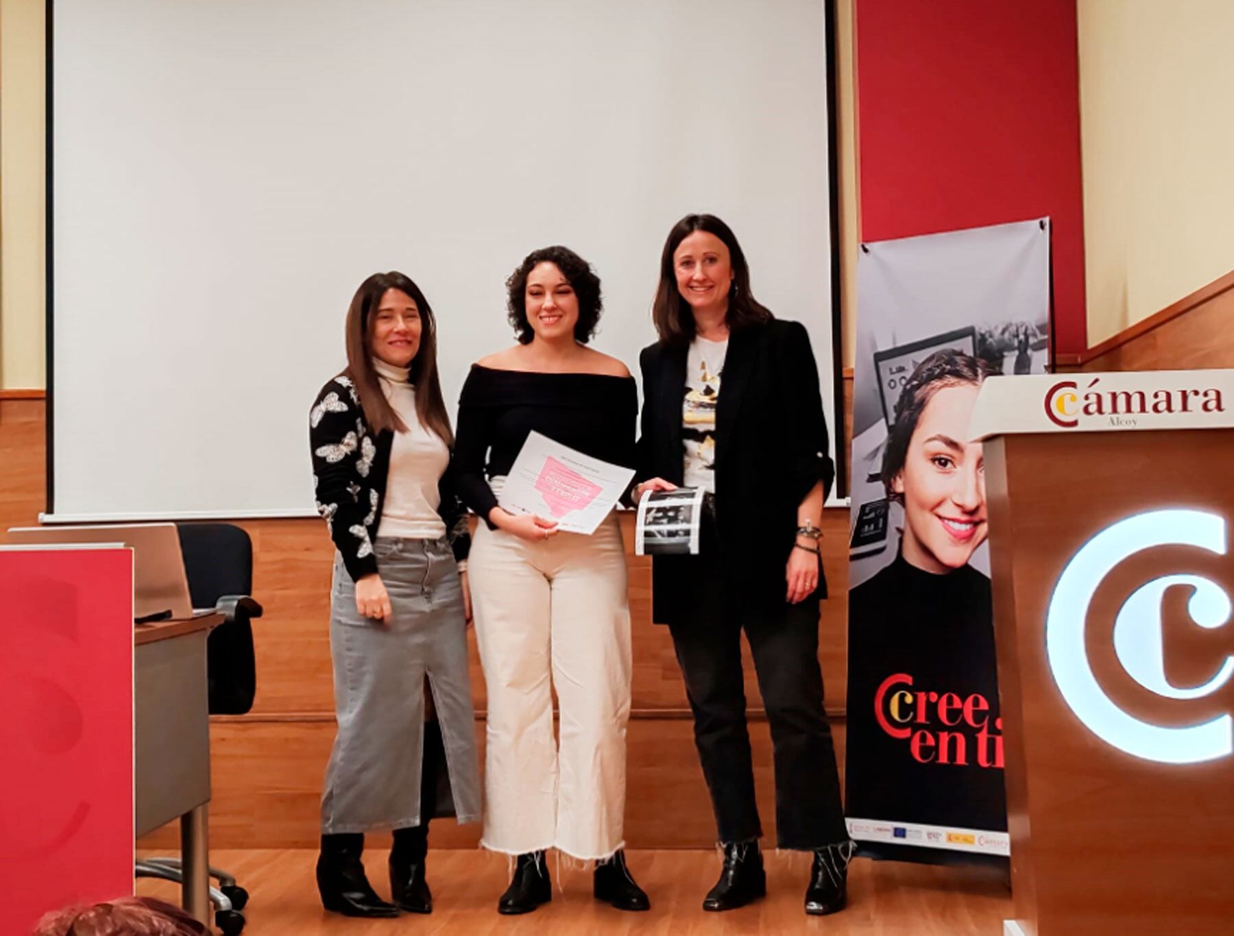 La concejala Lorena Zamorano, una de las participantes y la también concejala Aroa Mira