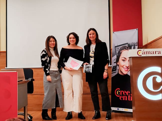 La concejala Lorena Zamorano, una de las participantes y la también concejala Aroa Mira