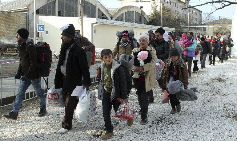 Refugiados de Siria, Irak y Afganistán llegando a la frontera Serbia. 