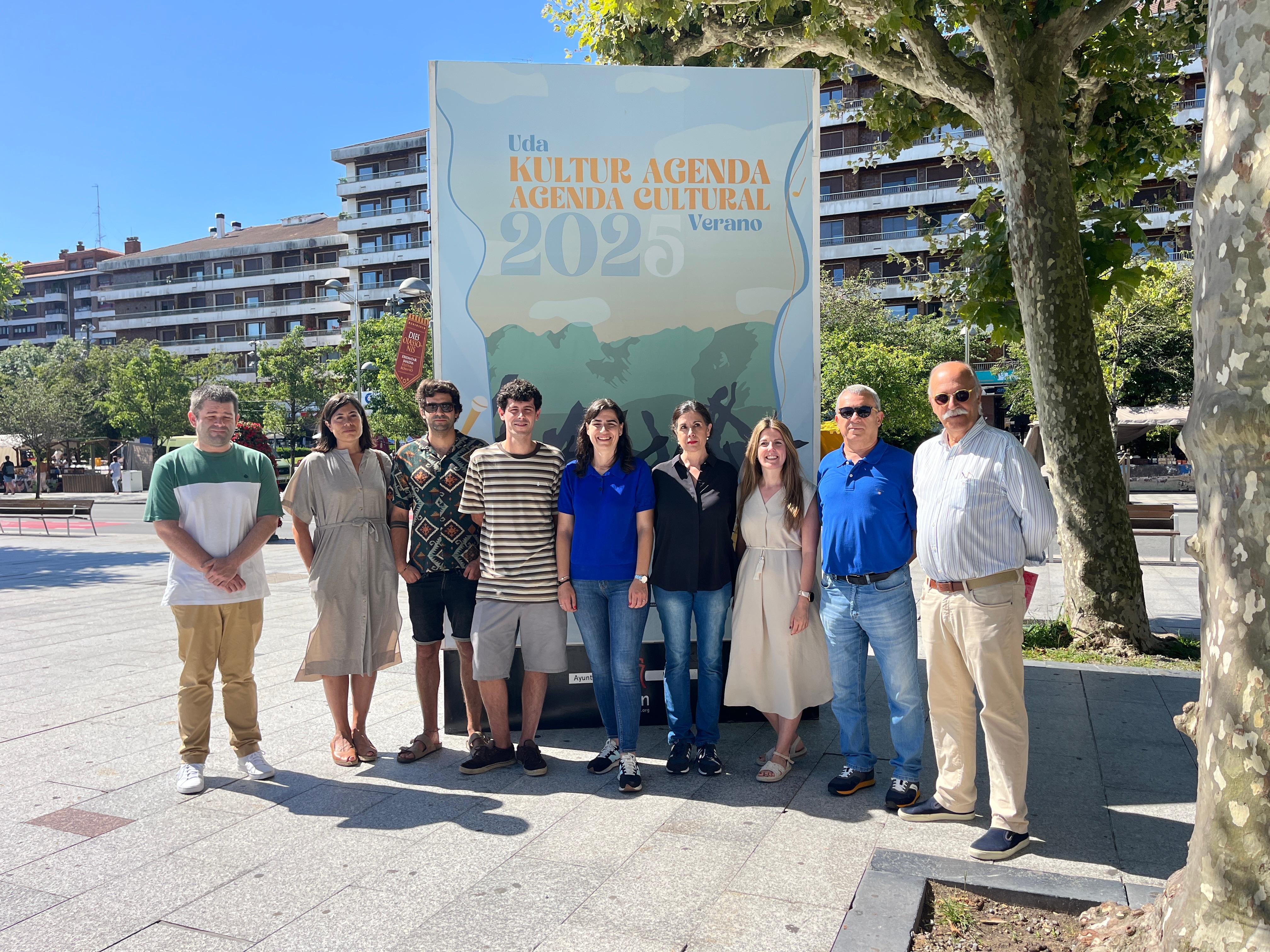 La delegada de Cultura, Nuria Alzaga junto a diversos organizadores de los eventos.