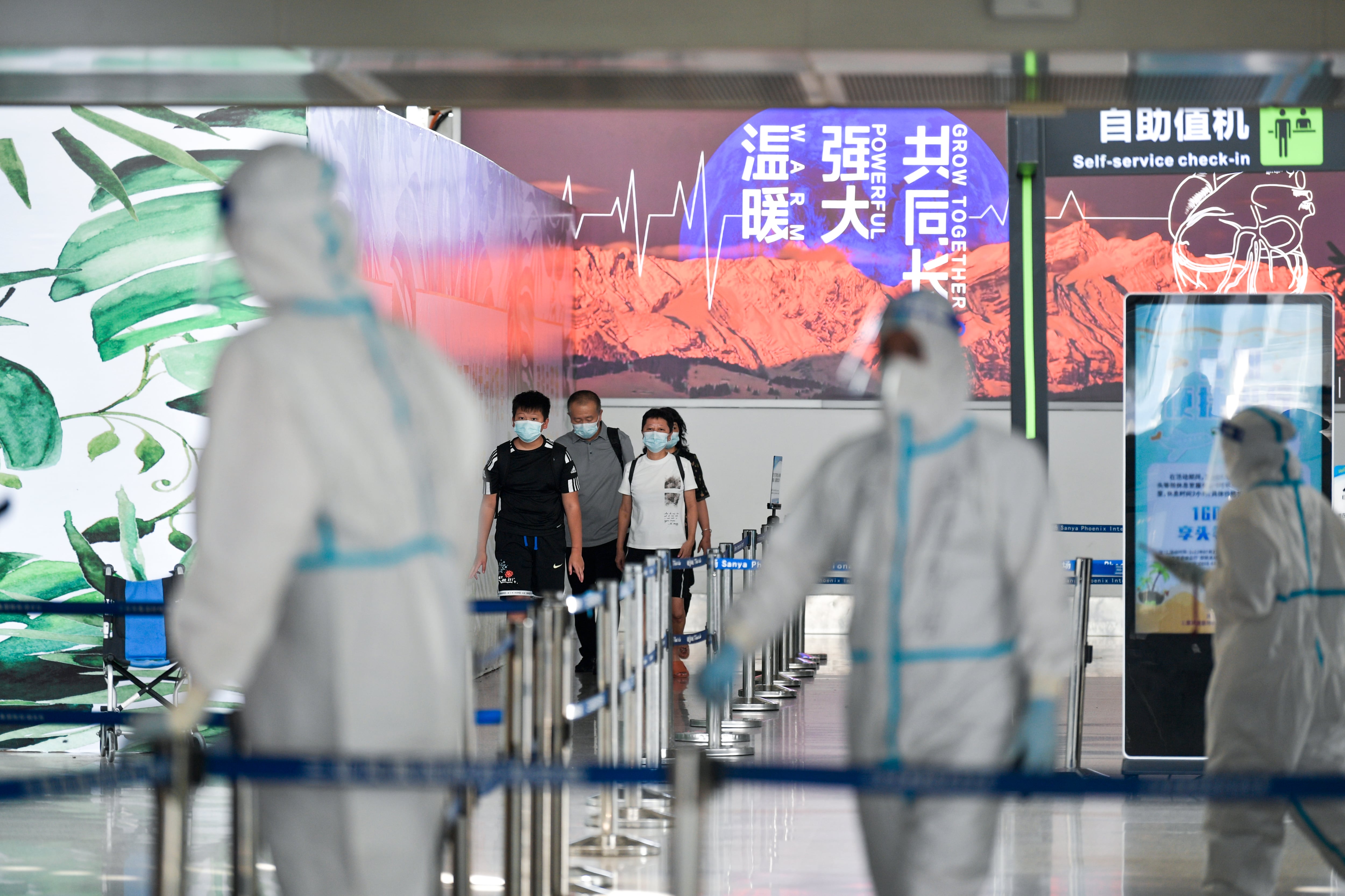 Varios turistas acceden a un aeropuerto en China.