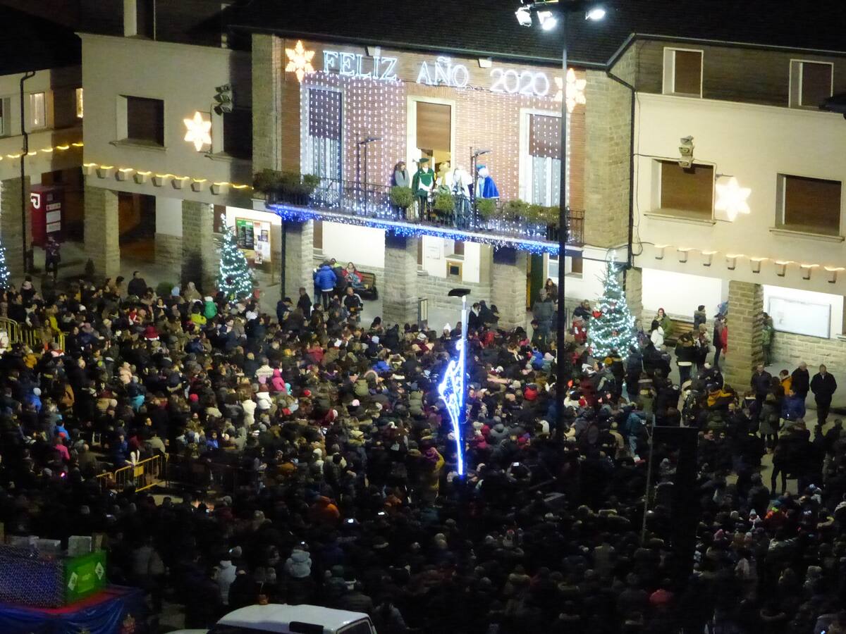 Numeroso público recibe a los Magos en las cabalgatas