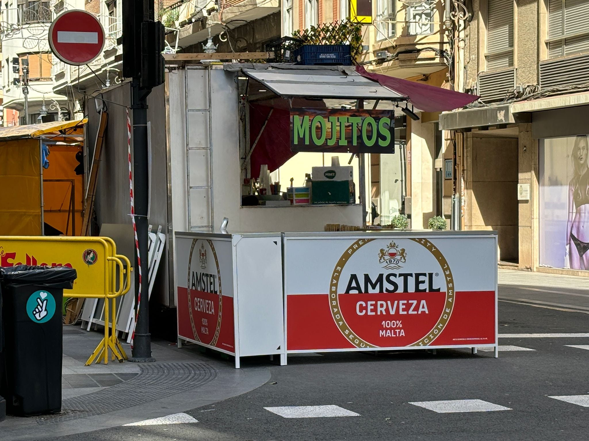 Puesto de mojitos en las Fallas de València