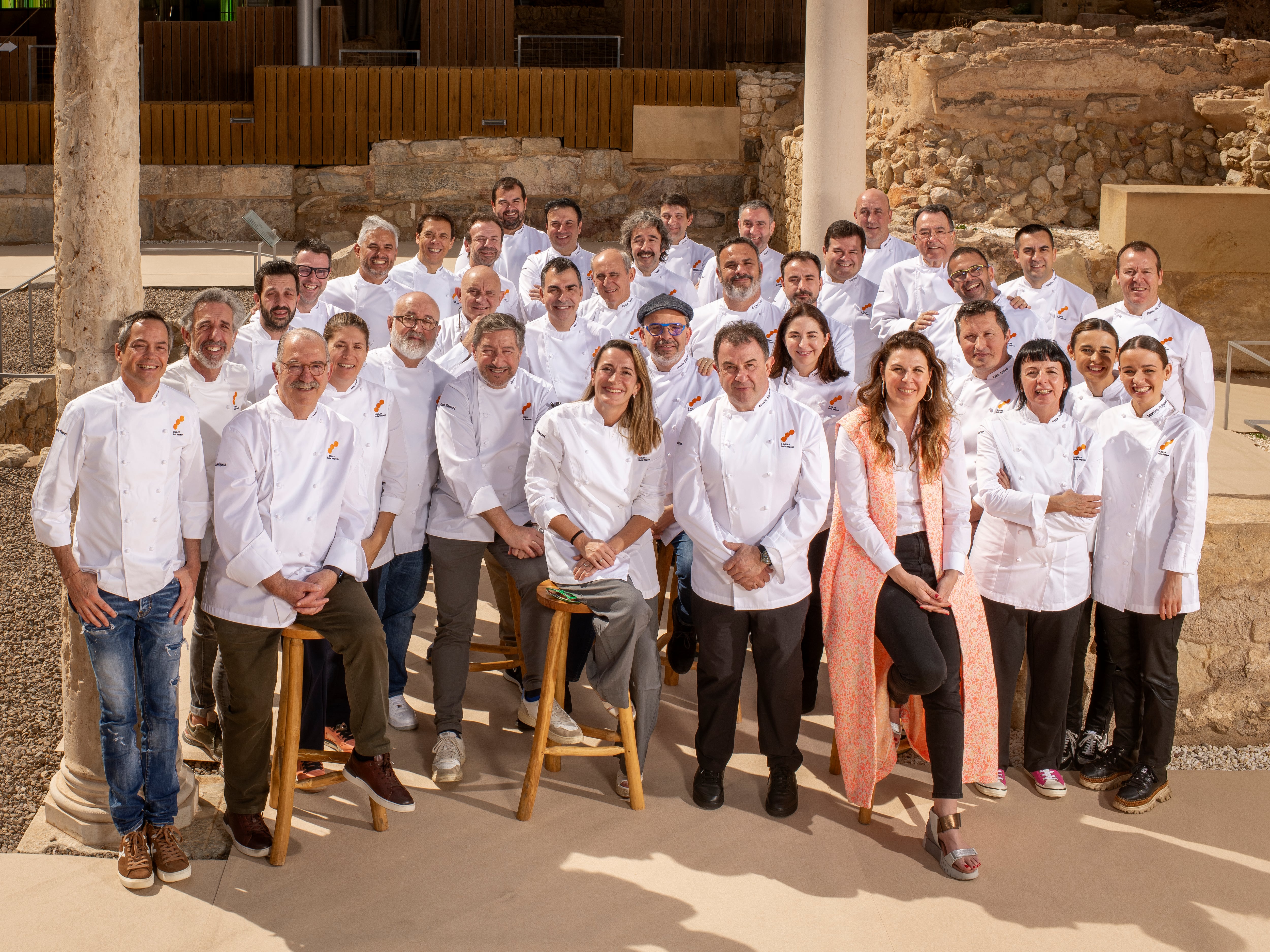 Foto de familia de los chefs con tres soles Repsol, reunidos en el Foro Romano de Cartagena.