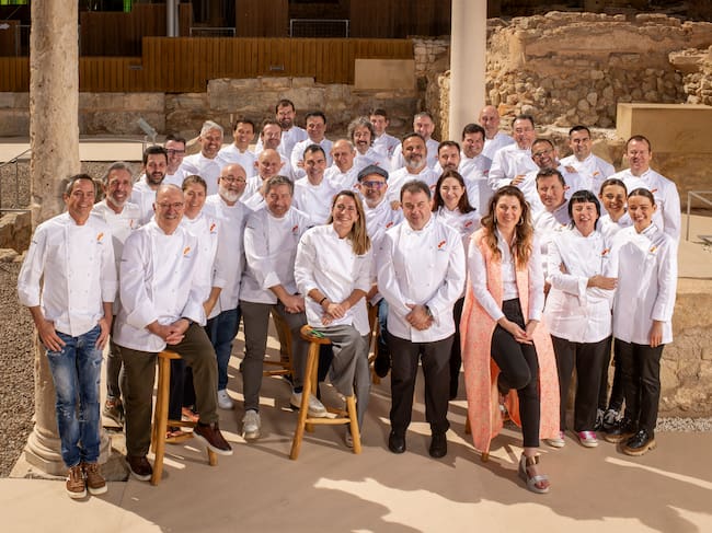 Foto de familia de los chefs con tres soles Repsol, reunidos en el Foro Romano de Cartagena.