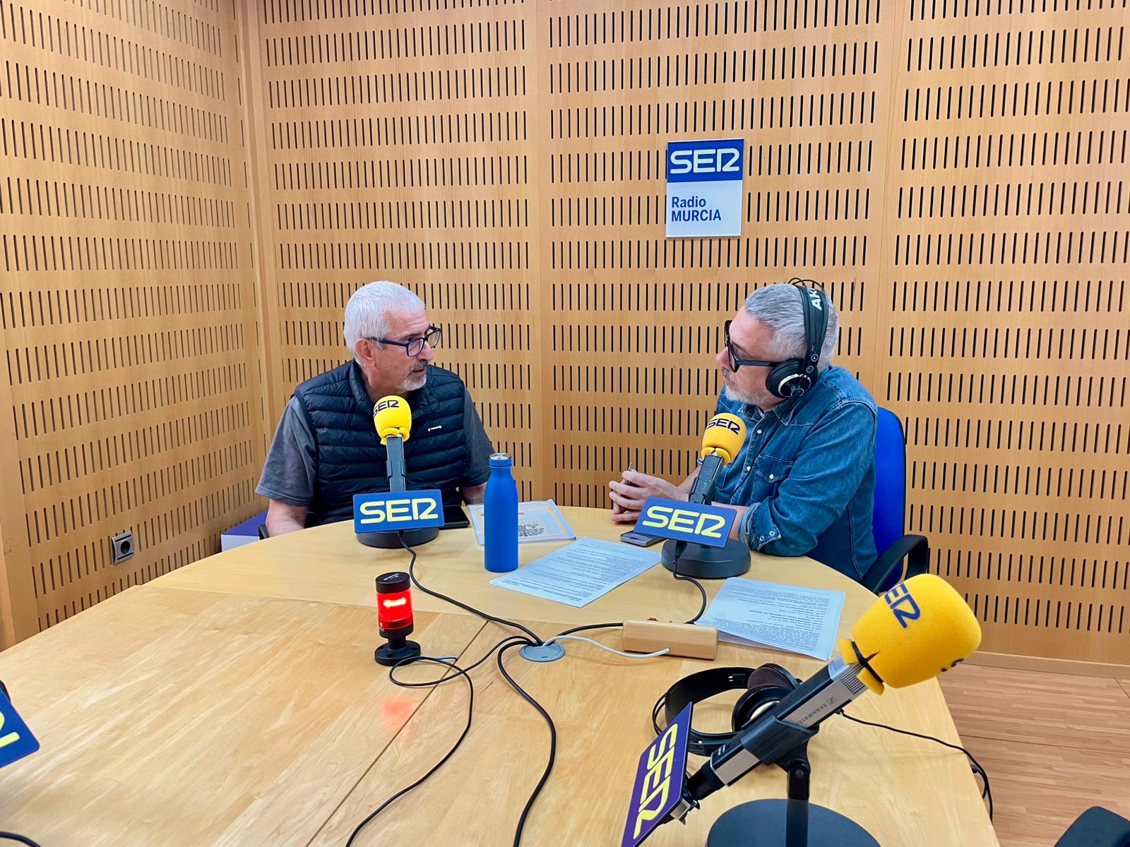 Alfredo José Norte (izq.), director de la candidatura y presidente de la Asociación Olea Integra, durante la entrevista con Paco Sánchez (drcha.) en el programa Hoy por hoy Murcia.
