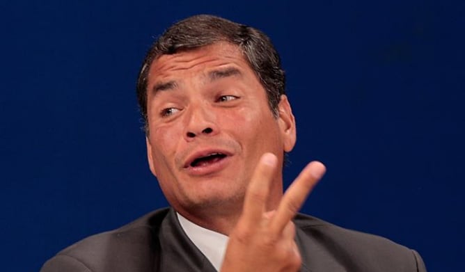 El presidente de Ecuador Rafael Correa recibe los resultados de la Consulta Popular