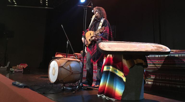 El músico argentino Pablo Nahual en plena audición en Murcia.