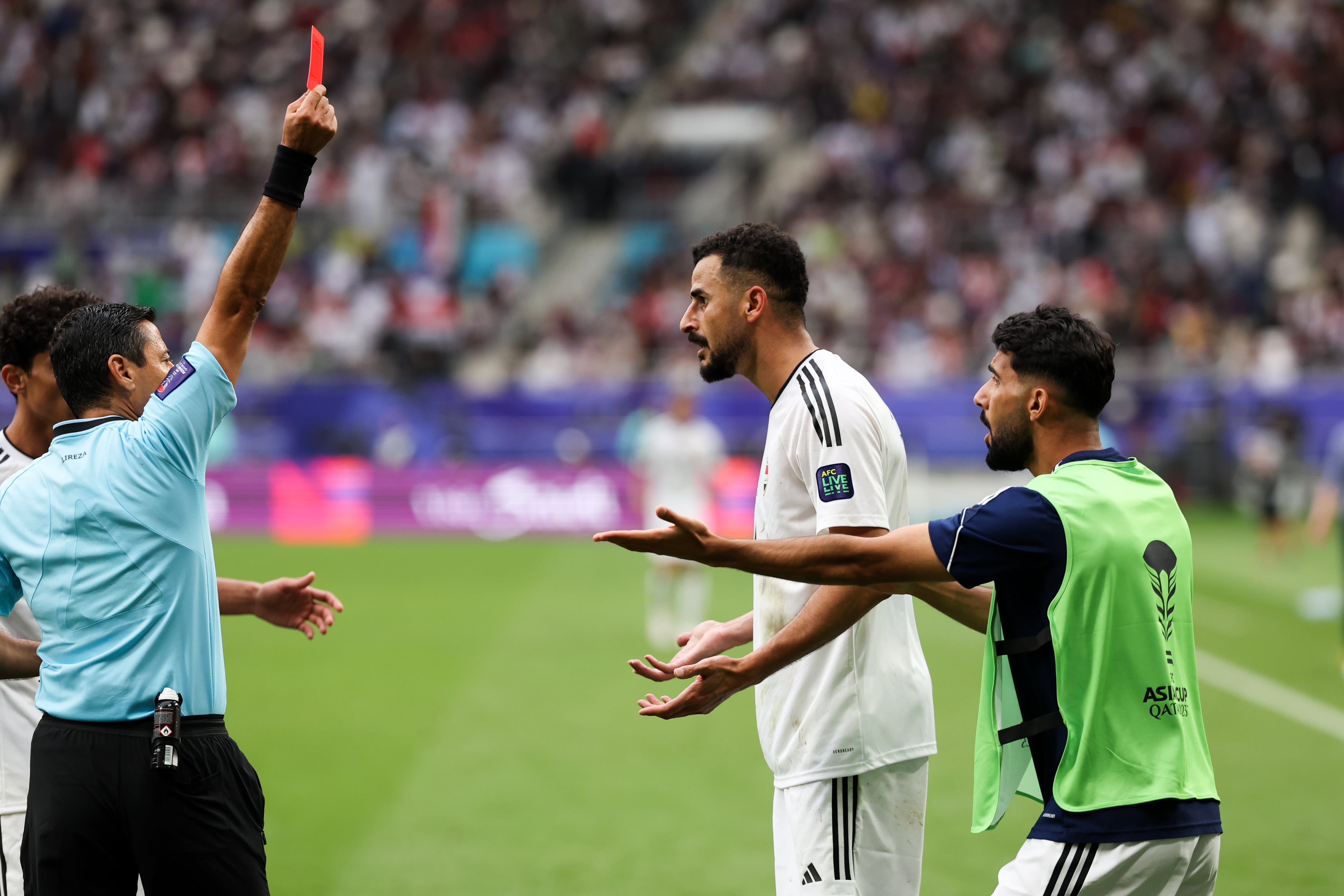 El delantero Aymen Hussein recibe una tarjeta roja directa en su partido de la Copa Asia ante Jordania. (Photo by Zhizhao Wu/Getty Images)