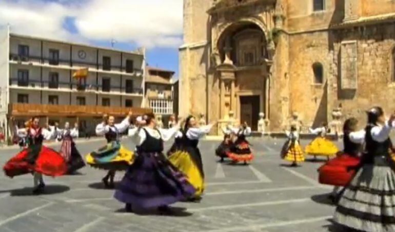 Una de la actuaciones del grupo raudense en la Plaza del Ayuntamiento.