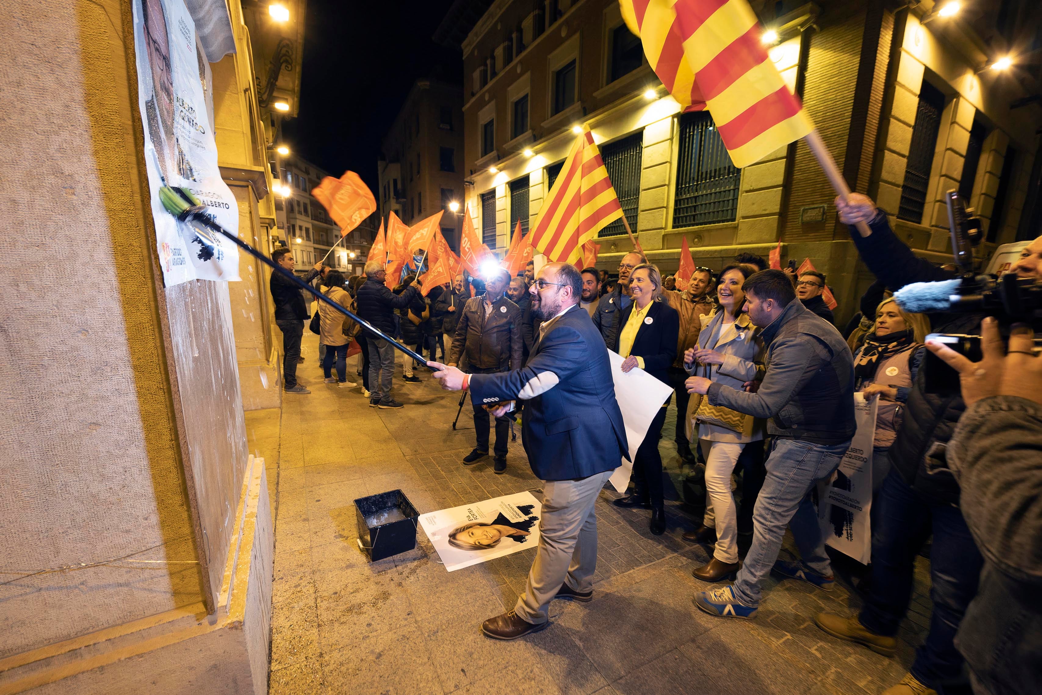 TERUEL, 12/05/2023.- Alberto Izquierdo (i), candidato a la presidencia del Gobierno de Aragón por el Partido Aragonés, en la tradicional pegada de carteles hoy jueves noche en la Plaza San Juan de Teruel al inicio de la campaña electoral para las elecciones municipales y autonómicas del 28M. EFE/Antonio García
