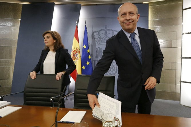 La vicepresidenta del Gobierno, Soraya Sáenz de Santamaría, y el ministro de Cultura, Educación y Deporte, José Ignacio Wert, tras la reunión del Consejo de Ministros