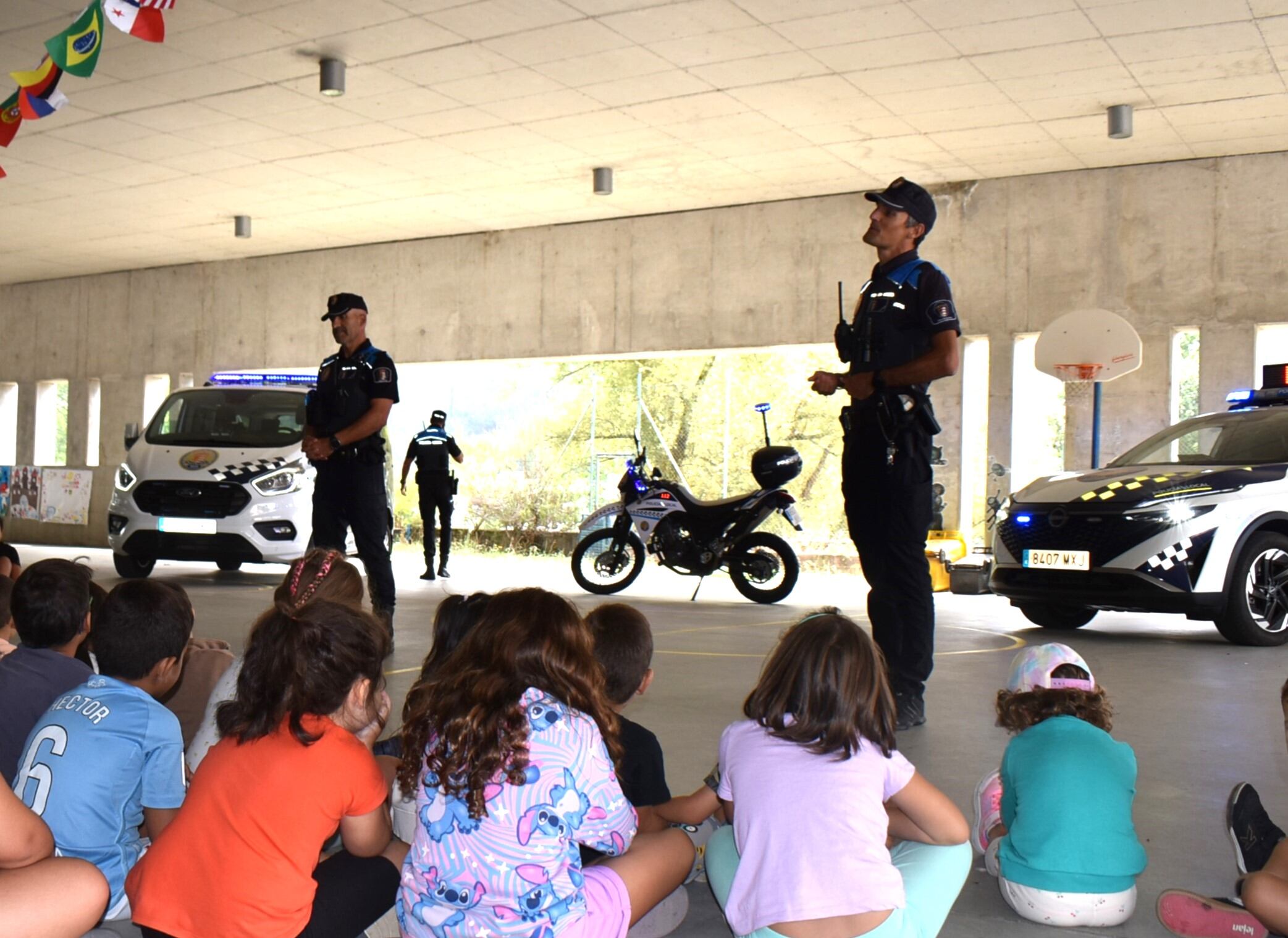 Policía Local en un centro educativo.