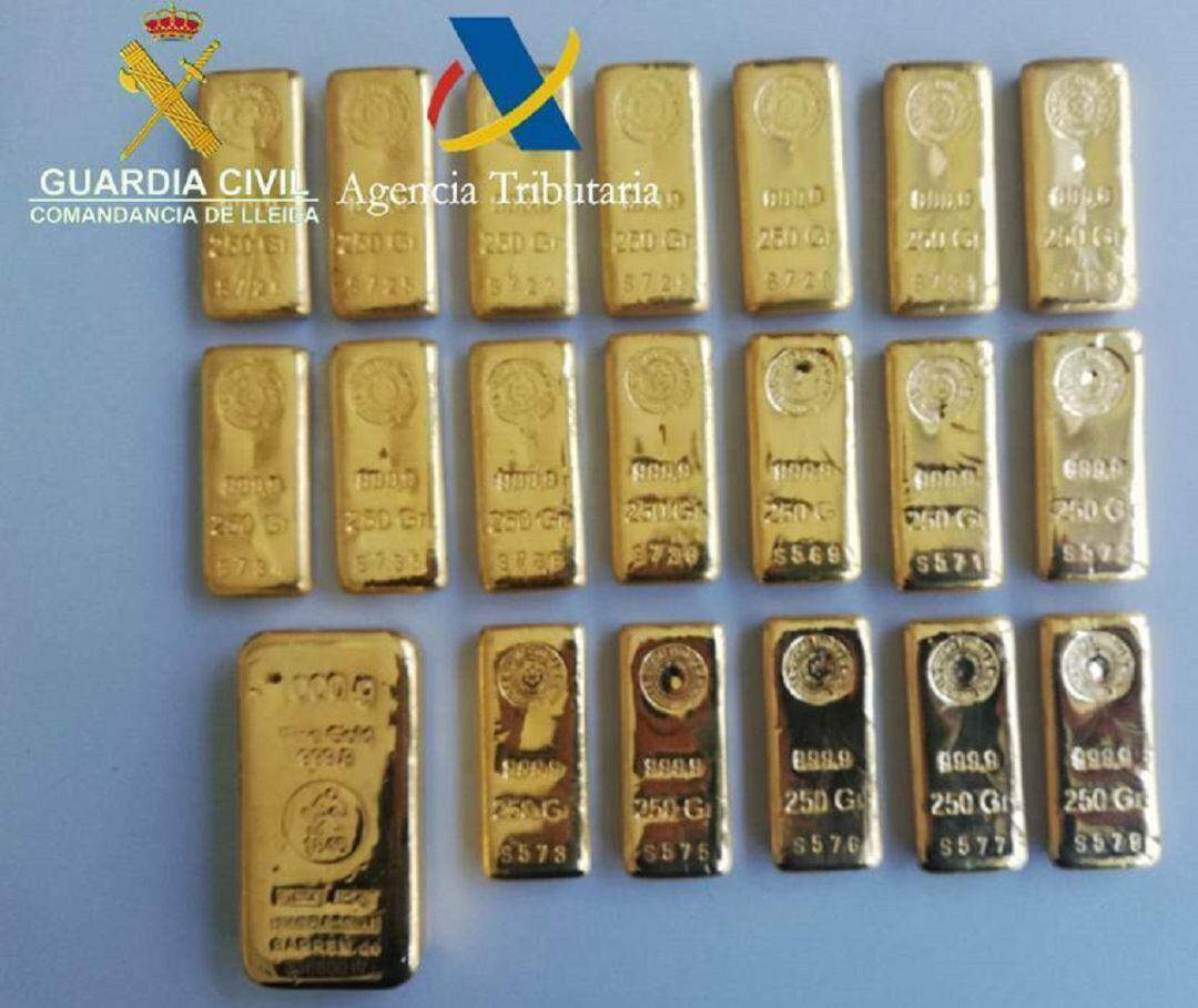 Els lingots d'or decomisats dissabte per la Guàrdia Civil a la duana de la Farga de Moles.