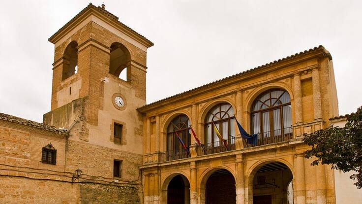 Johanna León, alcaldesa de Villanueva de la Jara sobre los "cobros indebidos" de Mercedes Herreras