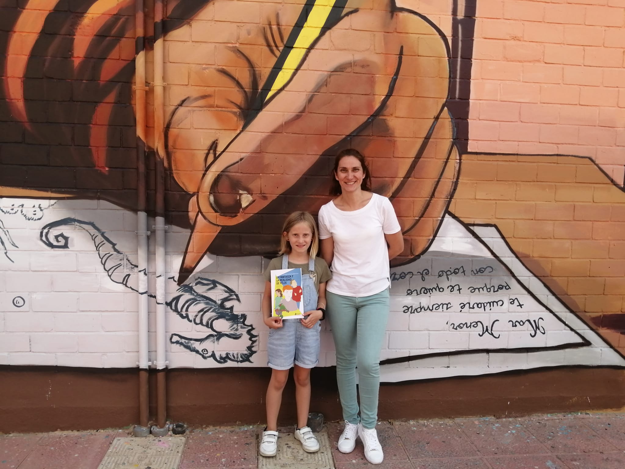 Valeria García y Silvia de Blas, directora del CEIP San Isidro