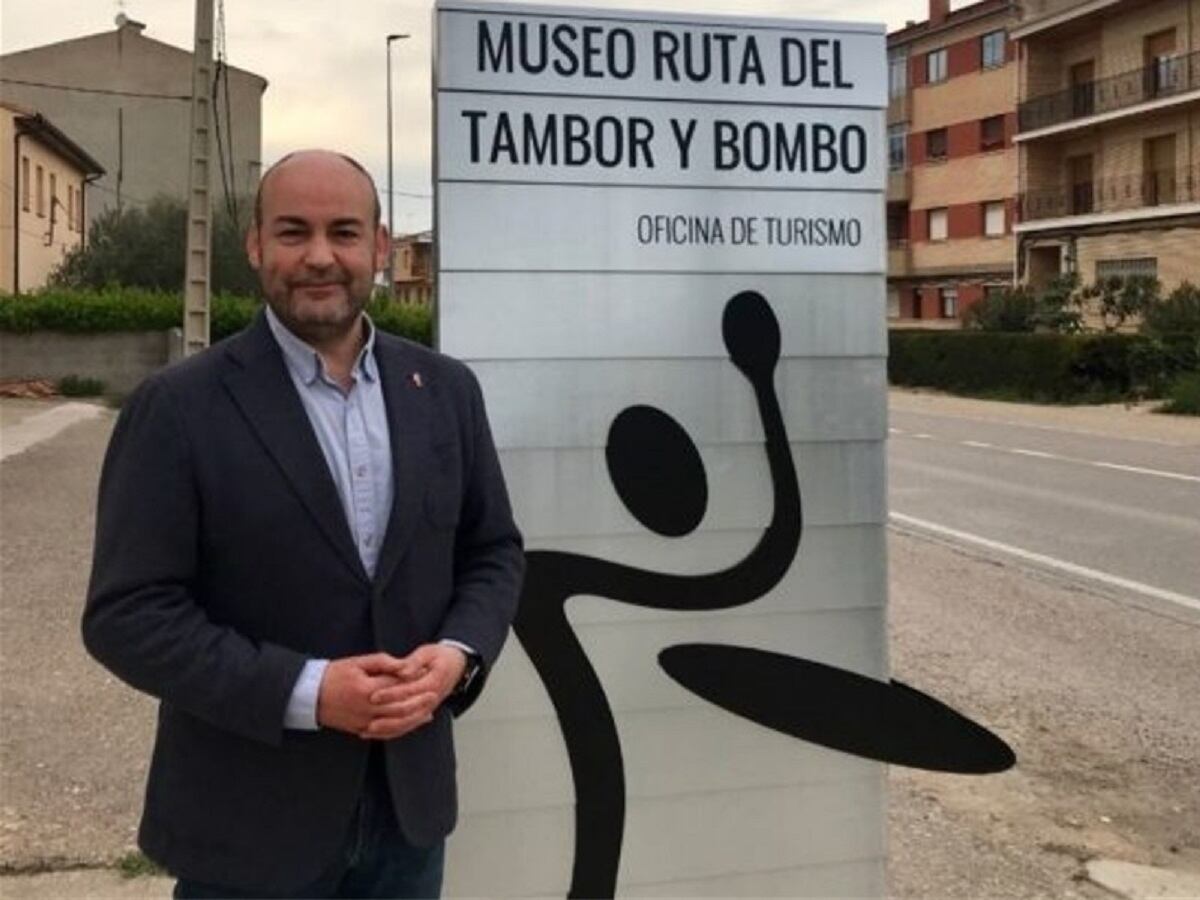 Fernando Galve junto a la señalética del Museo de la Ruta del Tambor y Bombo./ C. O.