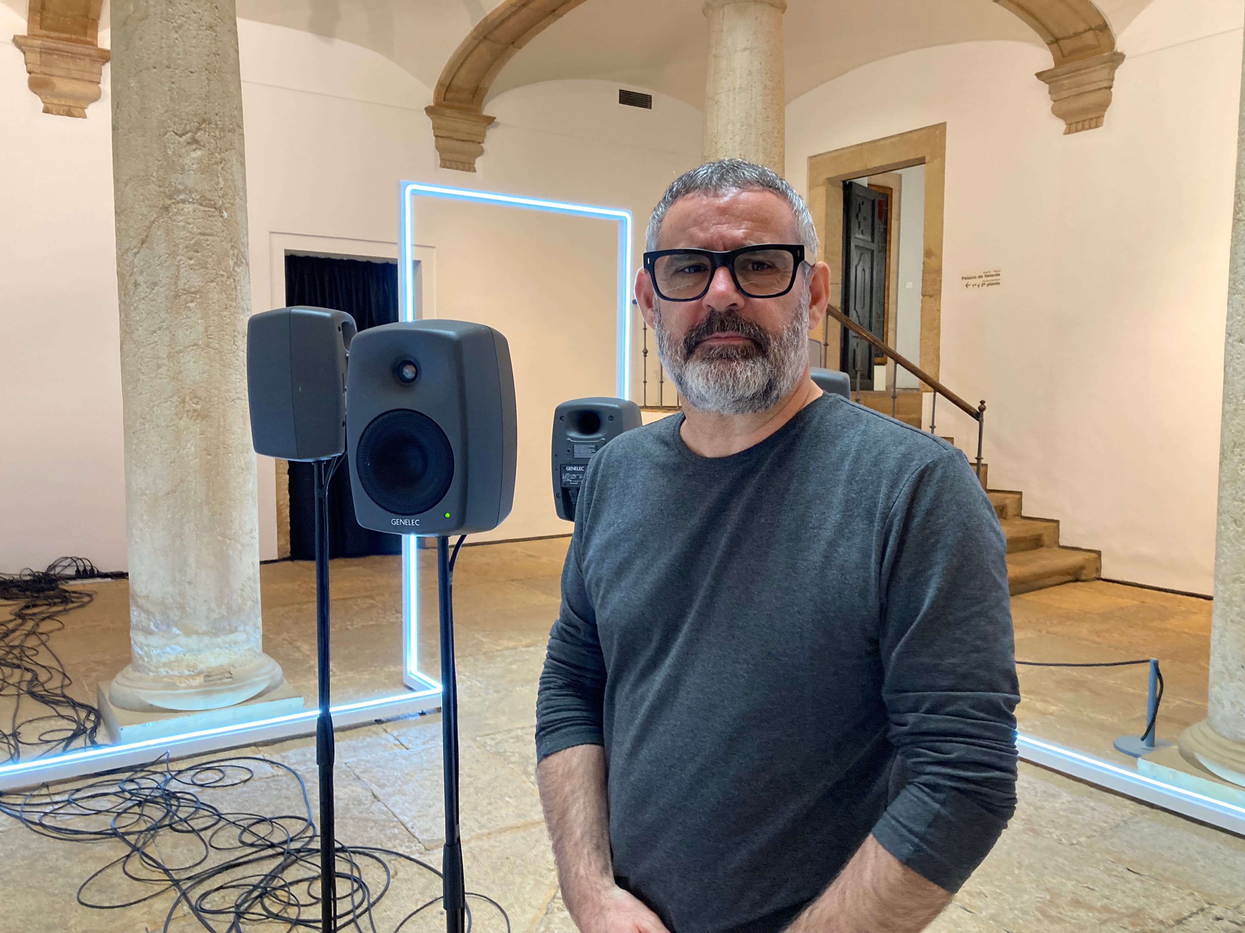 Juanjo Palacios junto a la primera instalación, Naturaleza; que ocupa el patio central del Palacio de Velarde