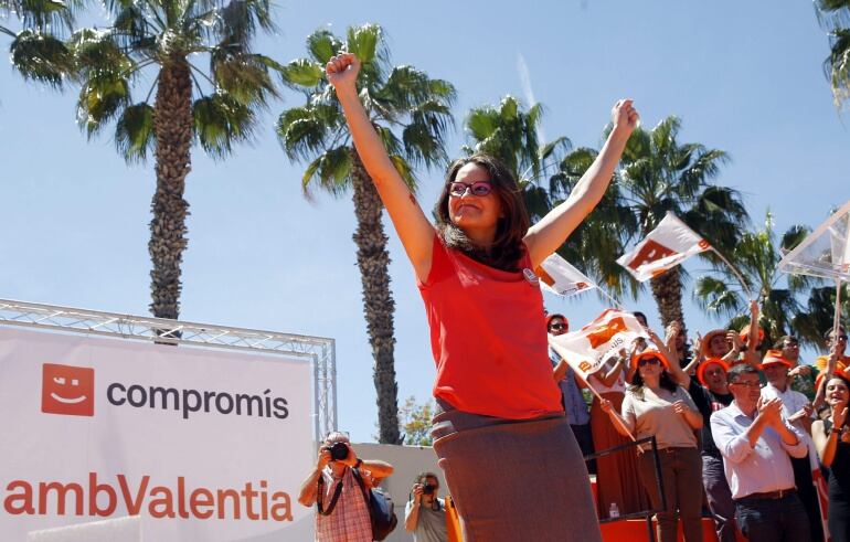 GRA202. VALENCIA, 17/05/2015.- La candidata a la Presidencia de la Generalitat de la coalición Compromís, Mònica Oltra, durante la celebración de su acto central de campaña en el parque del Oeste de Valencia. EFE/Kai Försterling