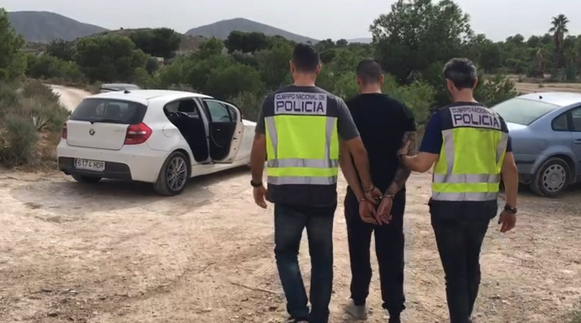 La Policía Nacional se lleva al detenido que propinó un puñetazo a un joven en una discoteca de Alicante