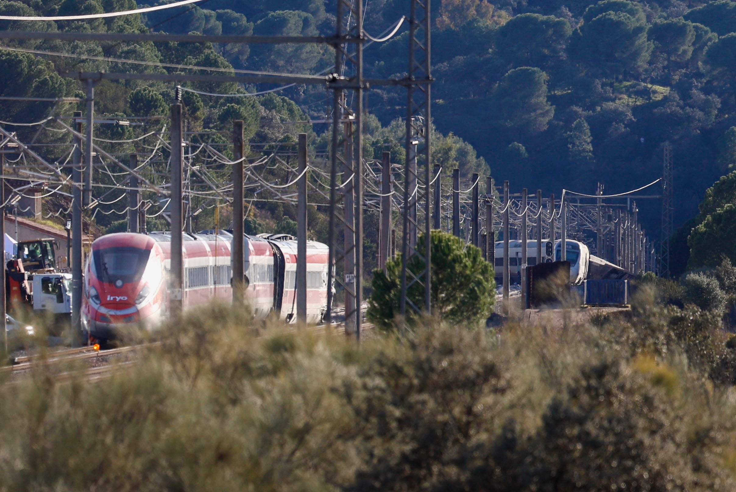 FOTODELDÍA ADAMUZ (CÓRDOBA), 19/01/2026.- Vista del lugar del accidente de los trenes que colisionaron ayer domingo cerca de Adamuz (Córdoba). Al menos 39 personas han fallecido en el accidente de trenes de Ademuz (Córdoba) y decenas han resultado heridas cuando un tren de la compañía Iryo que había salido de Málaga con destino a Puerta de Atocha (Madrid) con 317 personas a bordo descarriló sus tres últimos vagones e invadió la vía contigua por la que en ese momento circulaba otro convoy de Renfe con destino a Huelva, que también descarriló. EFE