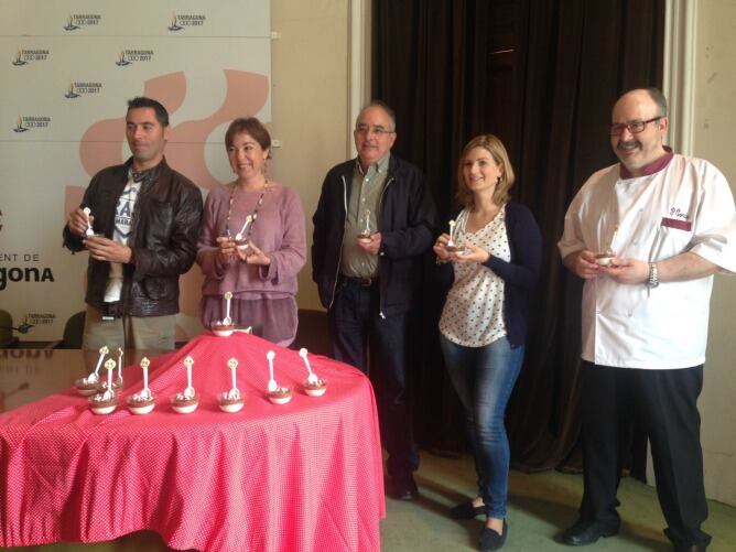 Antoni Coll, Begoña Floría, Josep Bargalló, Raquel Sans i Josep Gonzàlez amb les postres castelleres