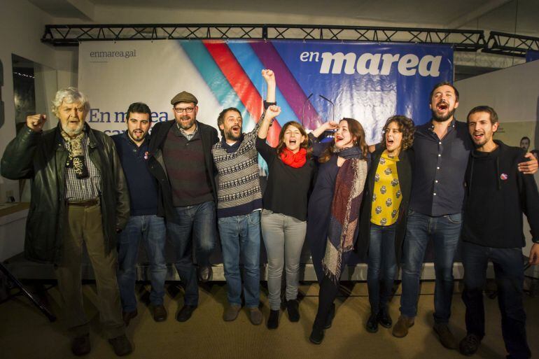 Los candidatos de la coalición En Marea celebran el resultado electoral al conseguir 6 diputados por Galicia junto al líder de Anova, Xose Manuel Beiras