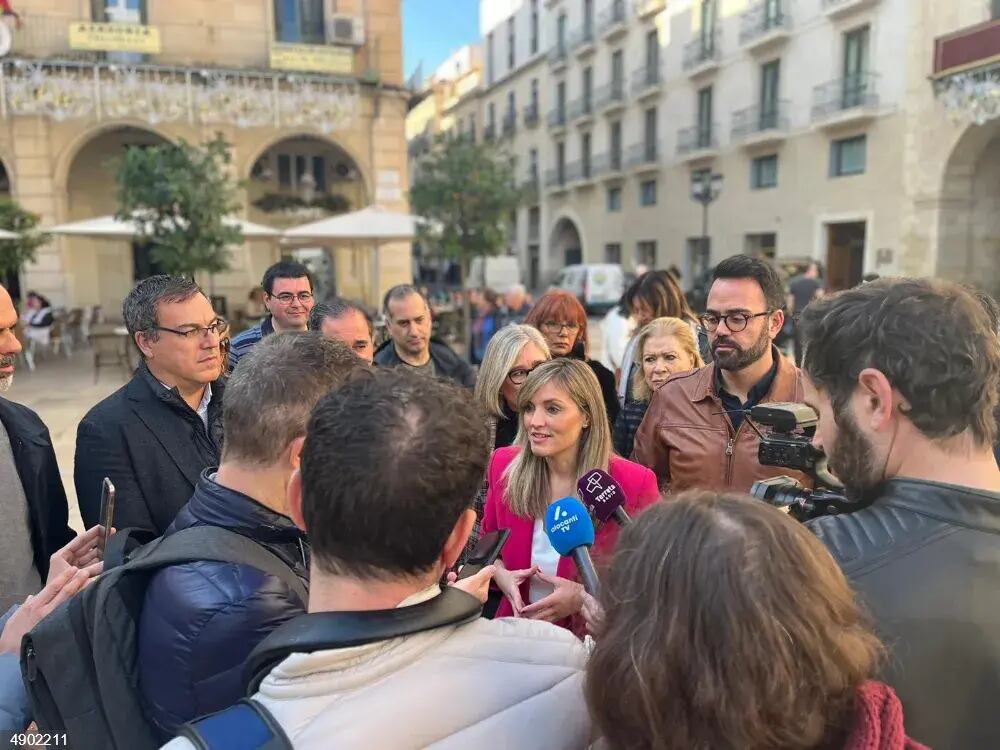 Patricia Guasp atiende a los medios durante su visita a Alicante