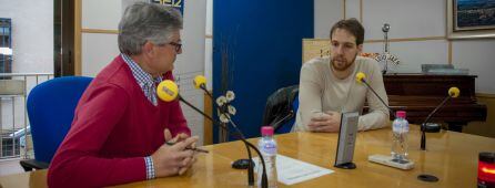 Eduardo Oliver entrevista a Alan Brandi, jugador del Jaén Paraíso Interior, en los estudios de Radio Jaén.