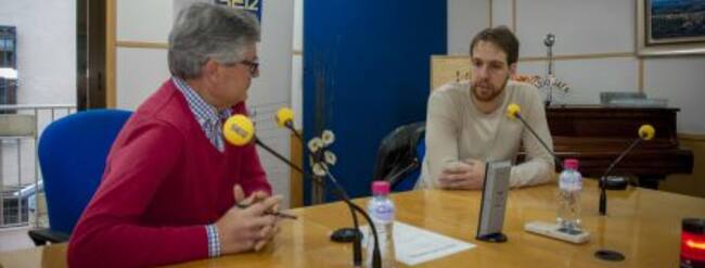 Eduardo Oliver entrevista a Alan Brandi, jugador del Jaén Paraíso Interior, en los estudios de Radio Jaén.