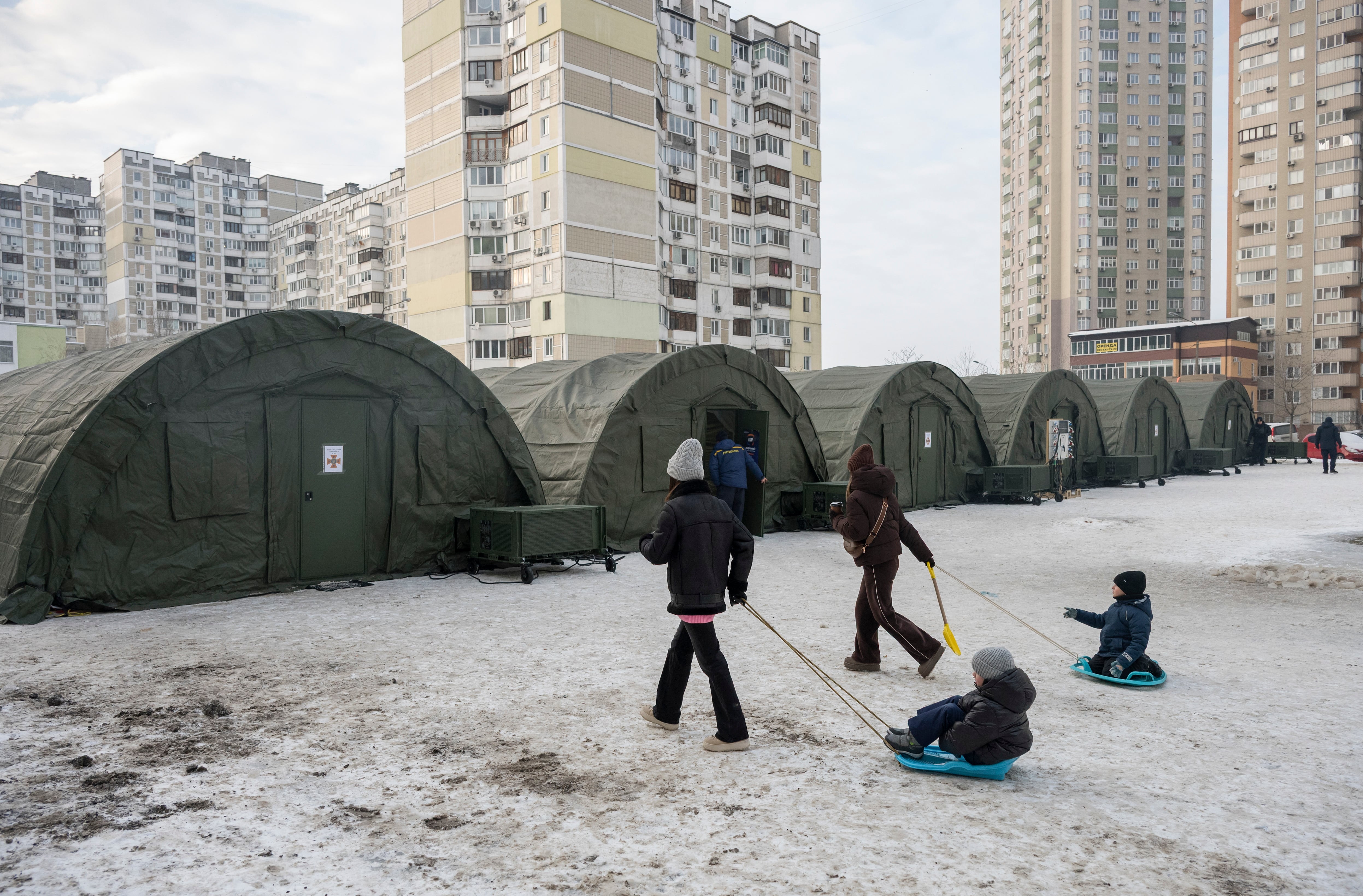 Espacio con electricidad dispuesto en Kiev para que la gente pueda protegerse de las temperaturas bajo cero de estos días