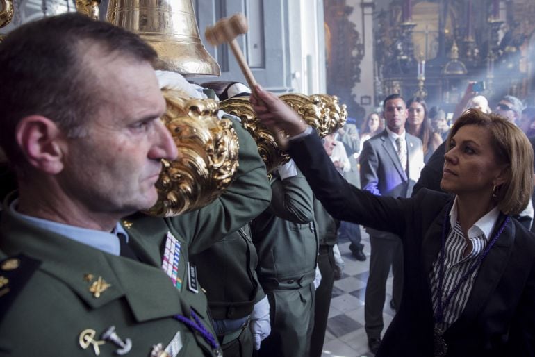 La ministra de Defensa, María Dolores de Cospedal, ejerciendo de mayordomo del trono para dar salida a la imagen del Santísimo Cristo de Ánimas de Ciegos de la Hermandad Sacramental y Reales Cofradías Fusionadas, imagen que ha sido escoltada por militares