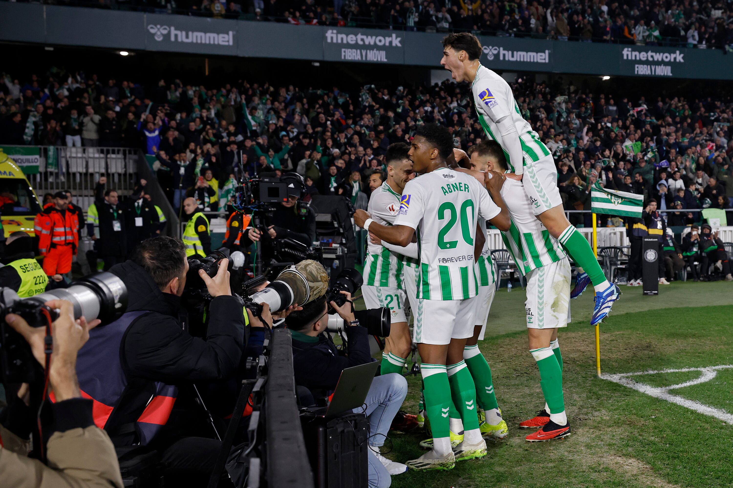 SEVILLA, 13/01/2024.- Los jugadores del Real Betis celebran el 1-0 ante el Granada en el partido de la Jornada 20 de LaLiga que estos dos equipos juegan hoy sábado en el estadio Benito Villamarín. EFE/Julio Muñoz
