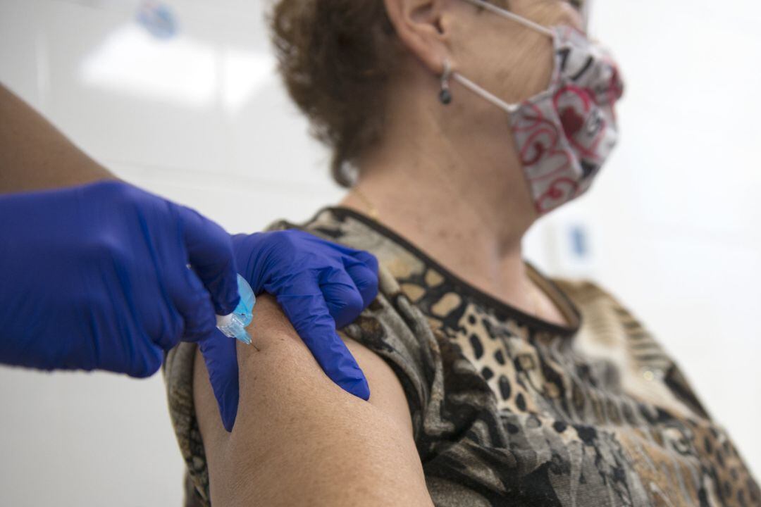 Una paciente se vacuna de la gripe.