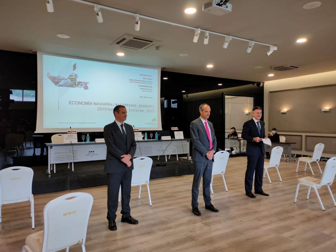 En Pamplona, presentación del Informe de Economía de Navarra correspondiente a 2019 realizado por el Departamento de Estudios Laboral Kutxa. Javier Cortajarena, director territorial de Laboral Kutxa; Ibon Urgoiti, director de Desarrollo de Negocio de Laboral Kutxa; y Joseba Madariaga, director del Departamento de Estudios de la entidad