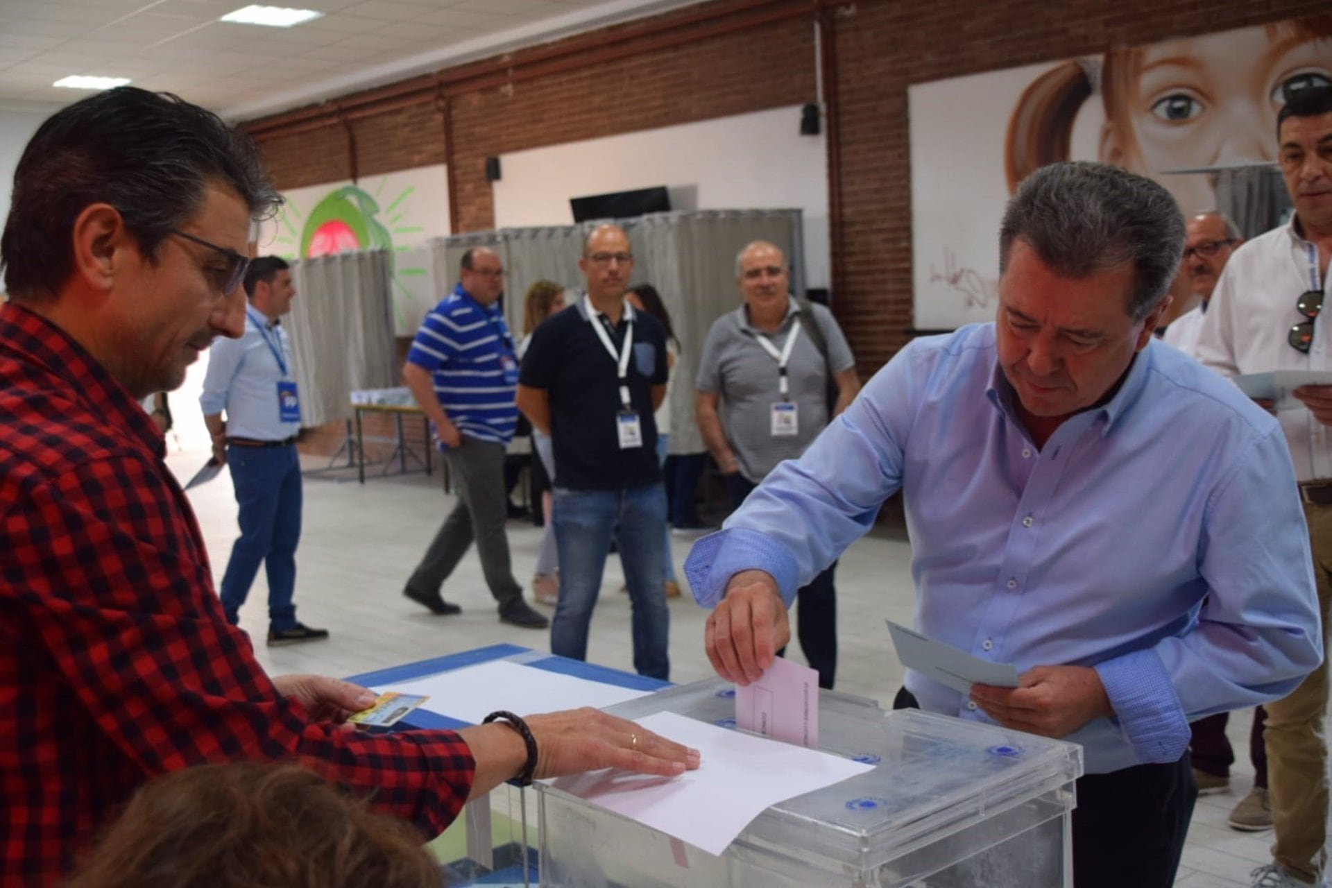 El ex alcalde de Linares y candidato a la reelección por Linares Primero, Juan Fernández, ejerciendo su derecho al voto en unas elecciones anteriores