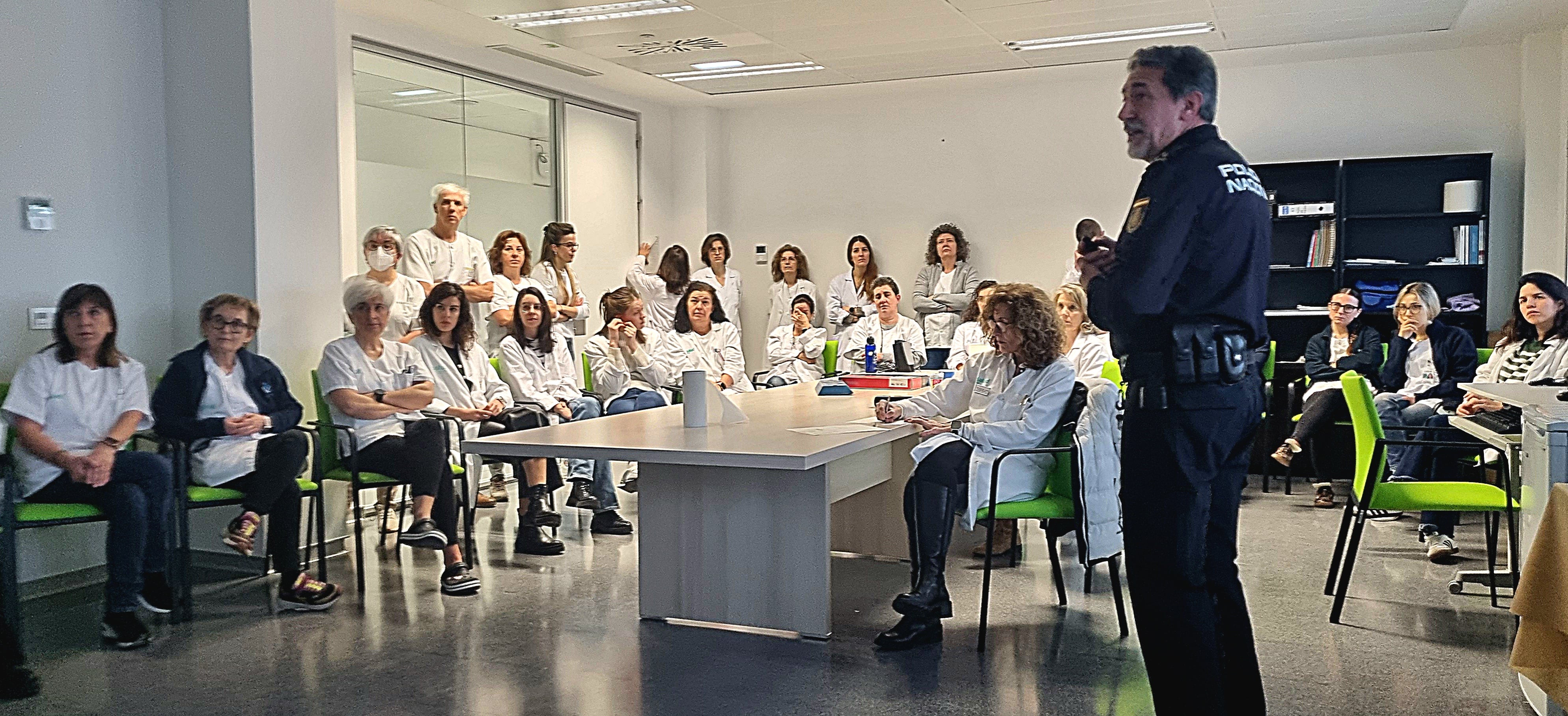 El interlocutor sanitario durante la charla ofrecida a los sanitarios