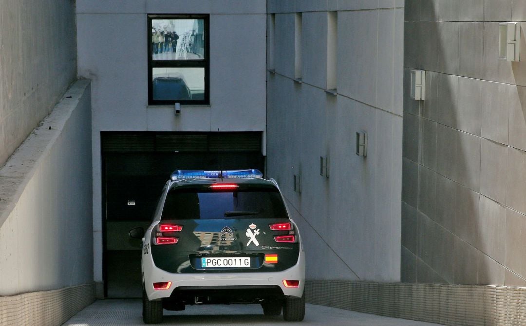 Un vehículo de la Guardia Civil accede a los juzgados de Paterna