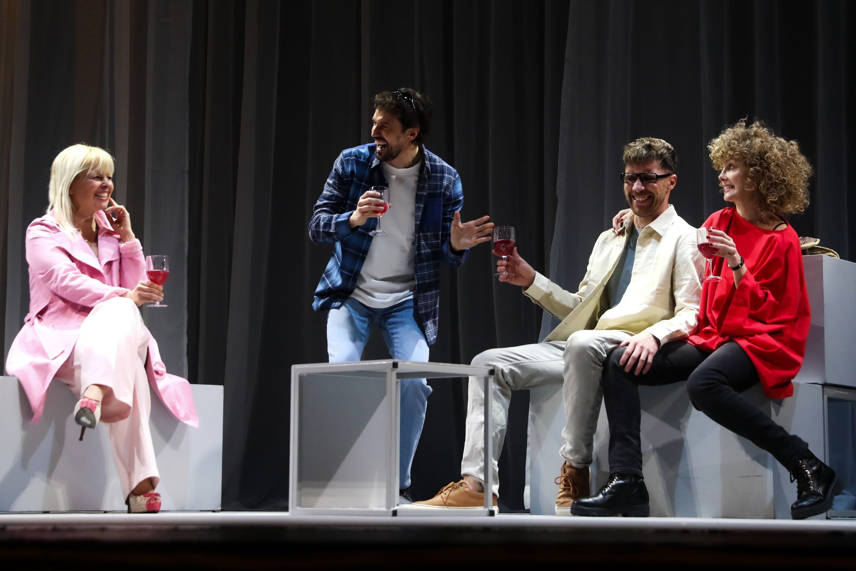 Los actores Lluvia Rojo, Bernabé Fernández, Chema Coloma y Esther Acebo durante el pase gráfico de la obra de teatro &quot;Una cuestión de formas&quot;