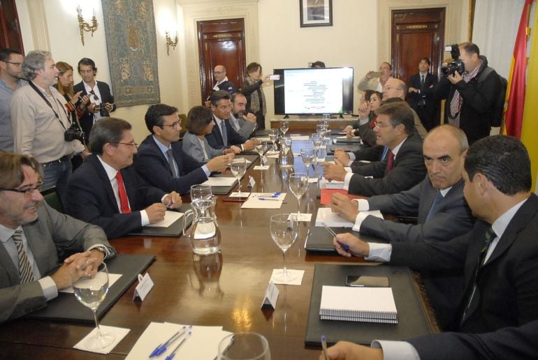 Rafael Catalá explica los planes del Ministerio de Fomento para Granada. 