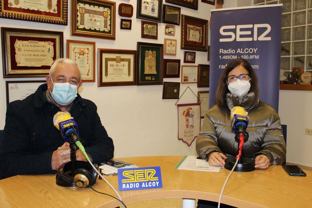 Salvador Catalá, alcalde de Penàguila, y Mari Carmen Blanes, concejal de Turismo, en el estudio de Radio Alcoy