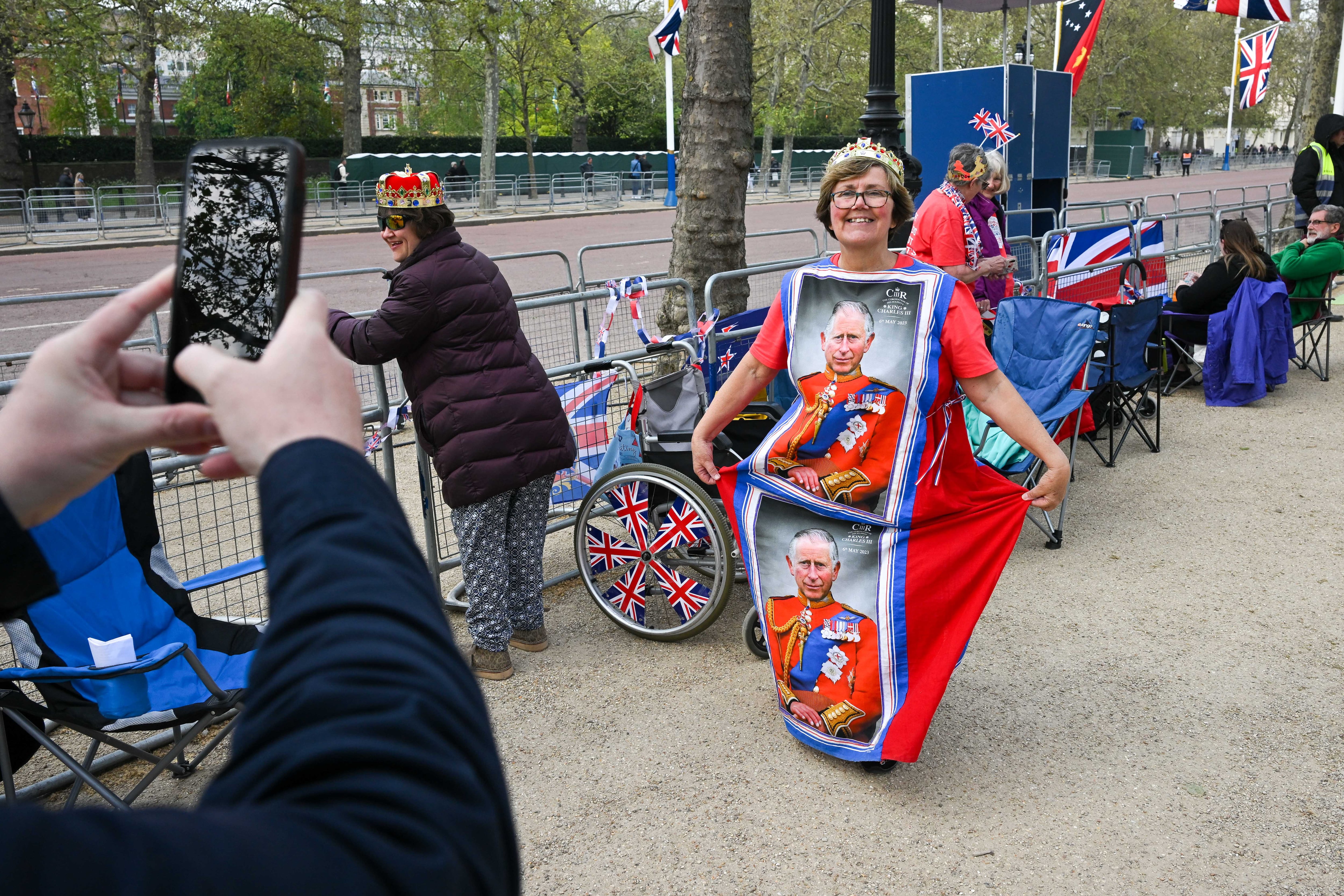 Una mujer con un vestido con la imagen de Carlos III 