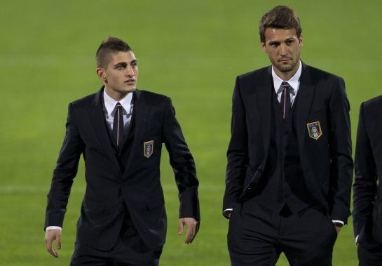 Italy&#039;s midfielders Marco Verratti (L) and Franco Vazquez check the pitch at the Vassil Levski stadium in Sofia on March 27, 2015 on the eve of the Euro 2016 qualifying group H football match between Bulgaria and Italy. AFP PHOTO / NIKOLAY DOYCHINOV